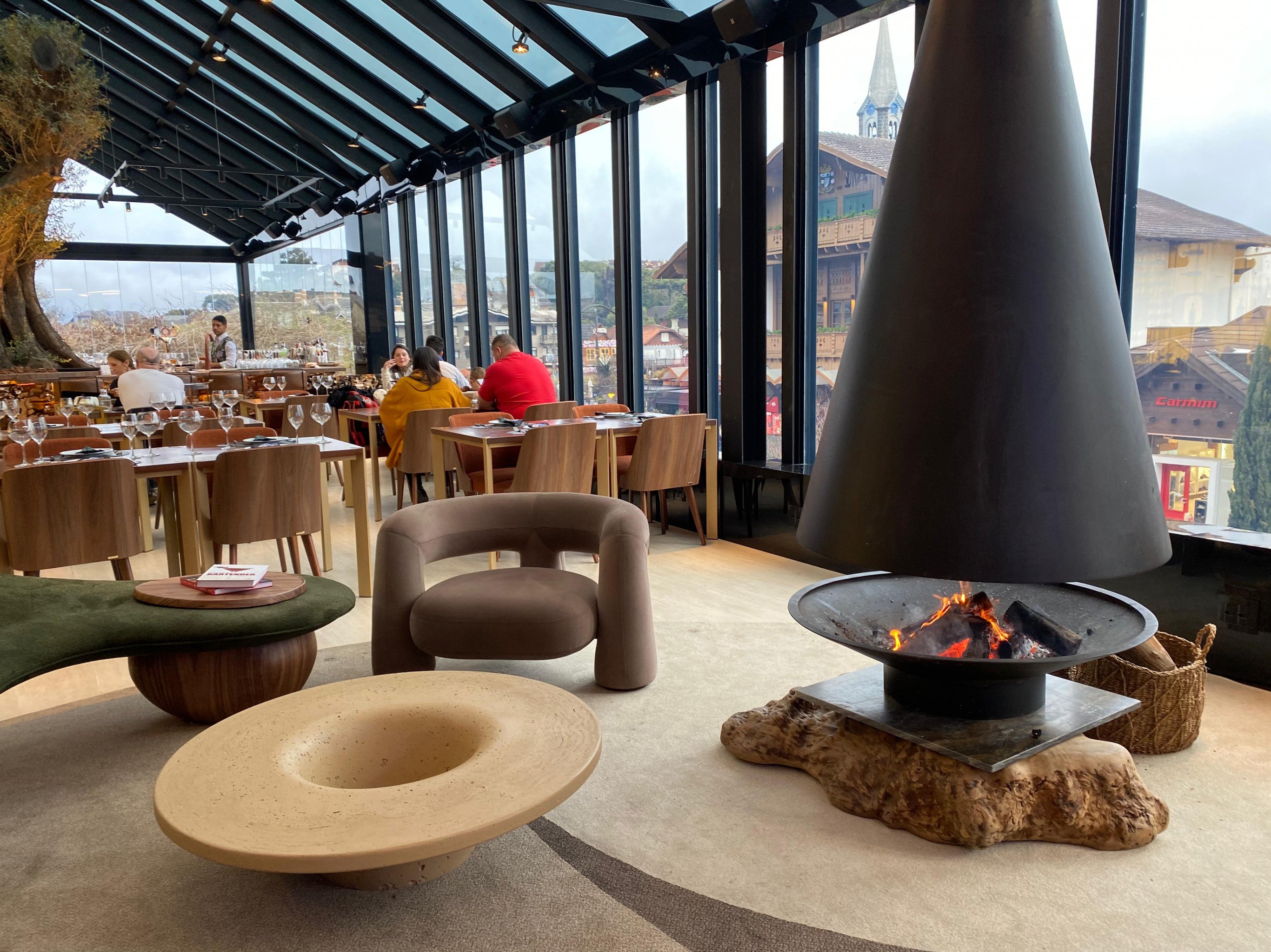 VÍDEO: Complexo gastronômico com três andares e vista exclusiva de pontos turísticos inaugura no Centro de Gramado