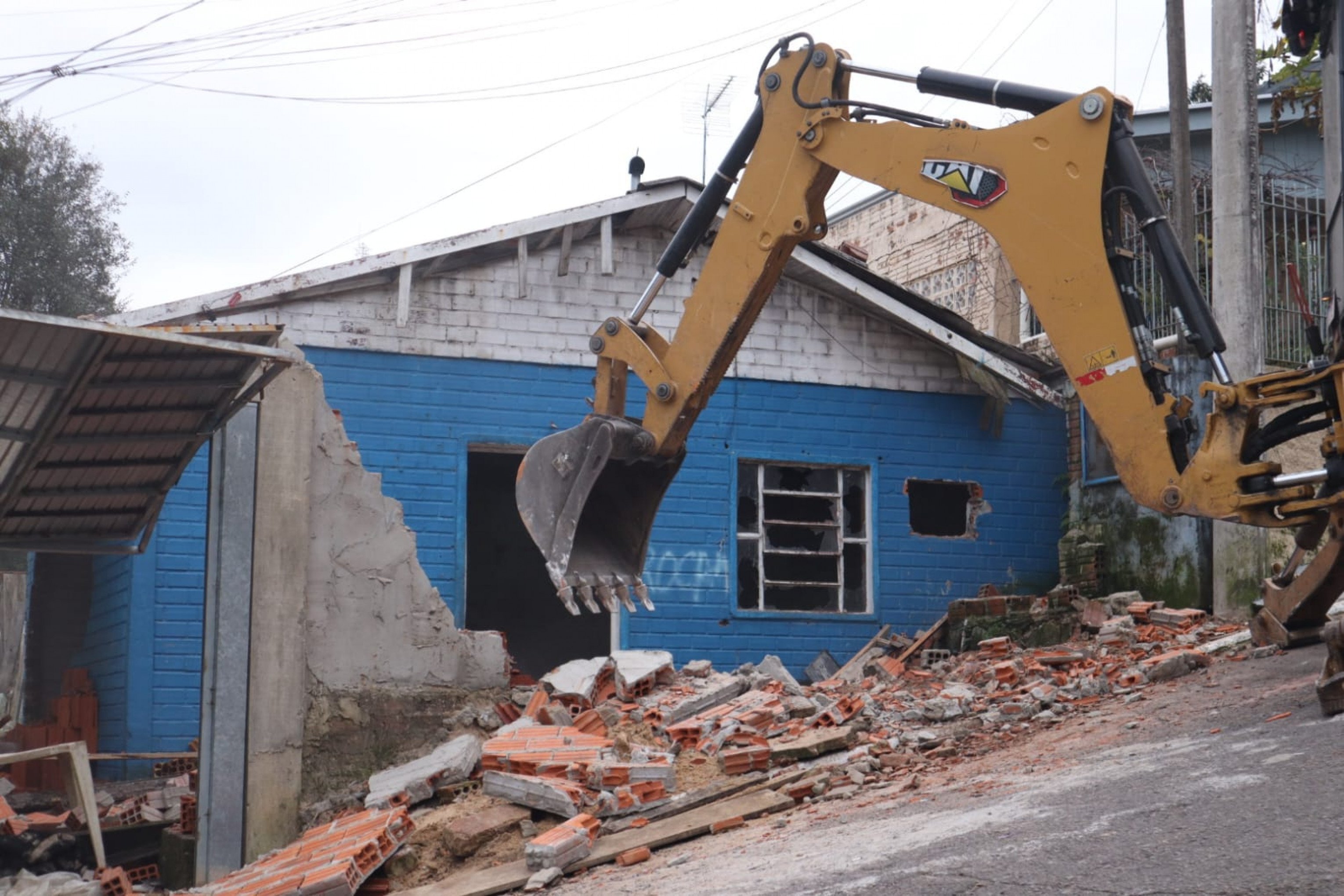 Casas são demolidas em Novo Hamburgo; Prefeitura diz que residências eram usadas para o tráfico de drogas