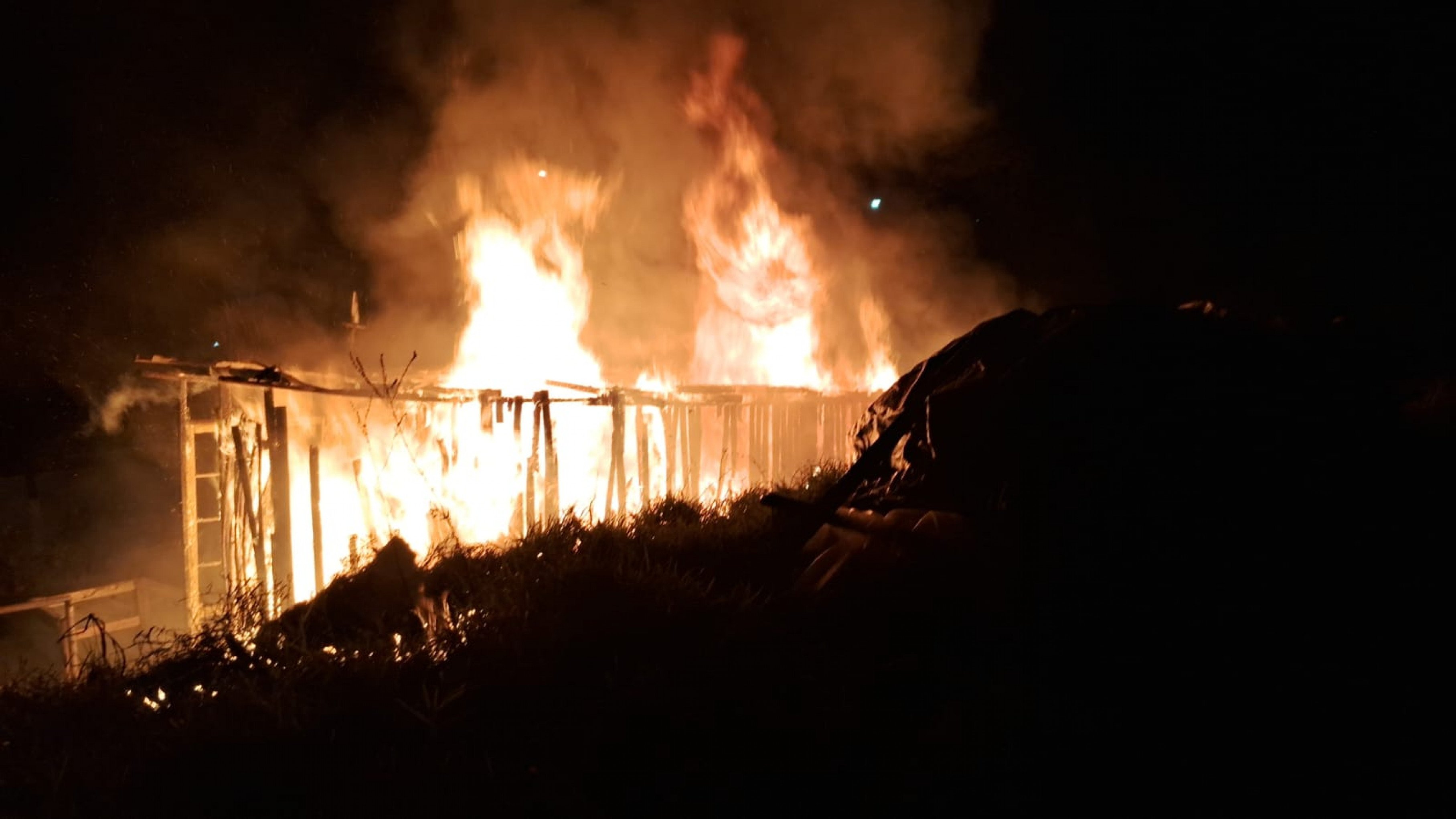 Incêndio provoca destruição na quadra da escola de samba Imperadores do Sul