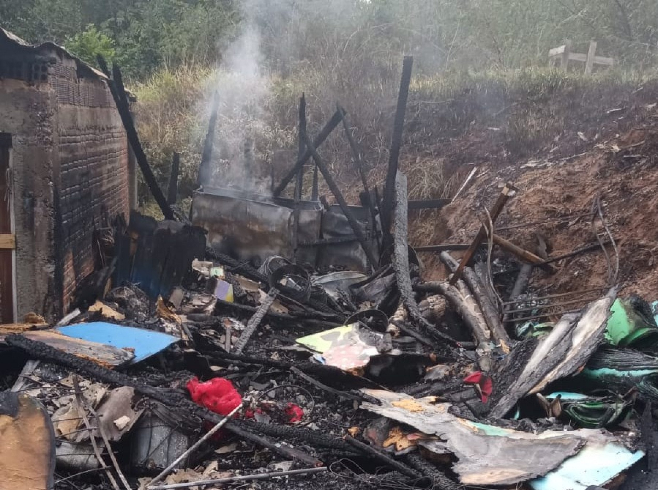 Incêndio destruiu parte da quadra da escola de samba Imperadores do Sul