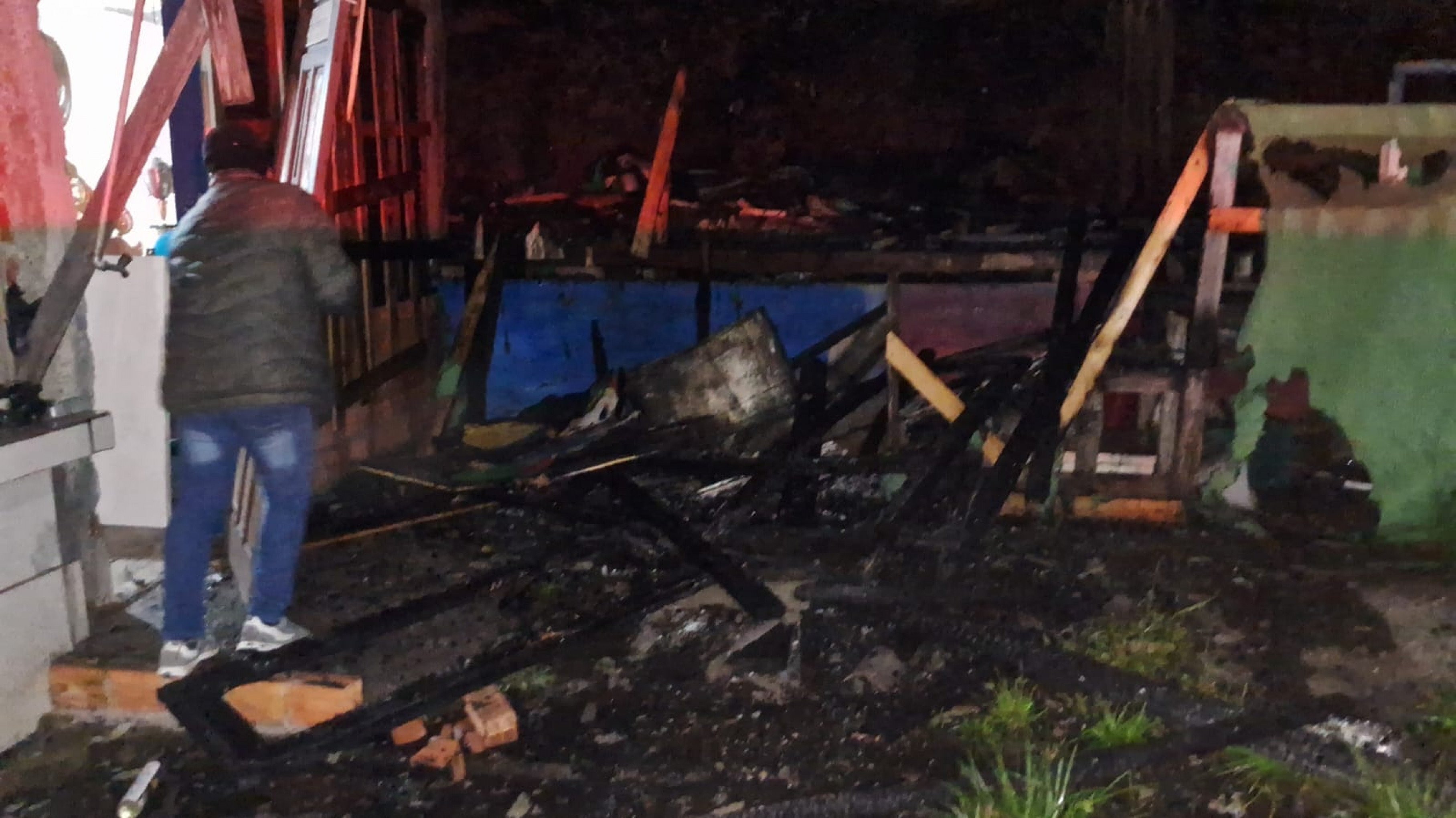 Incêndio destruiu parte da quadra da escola de samba Imperadores do Sul