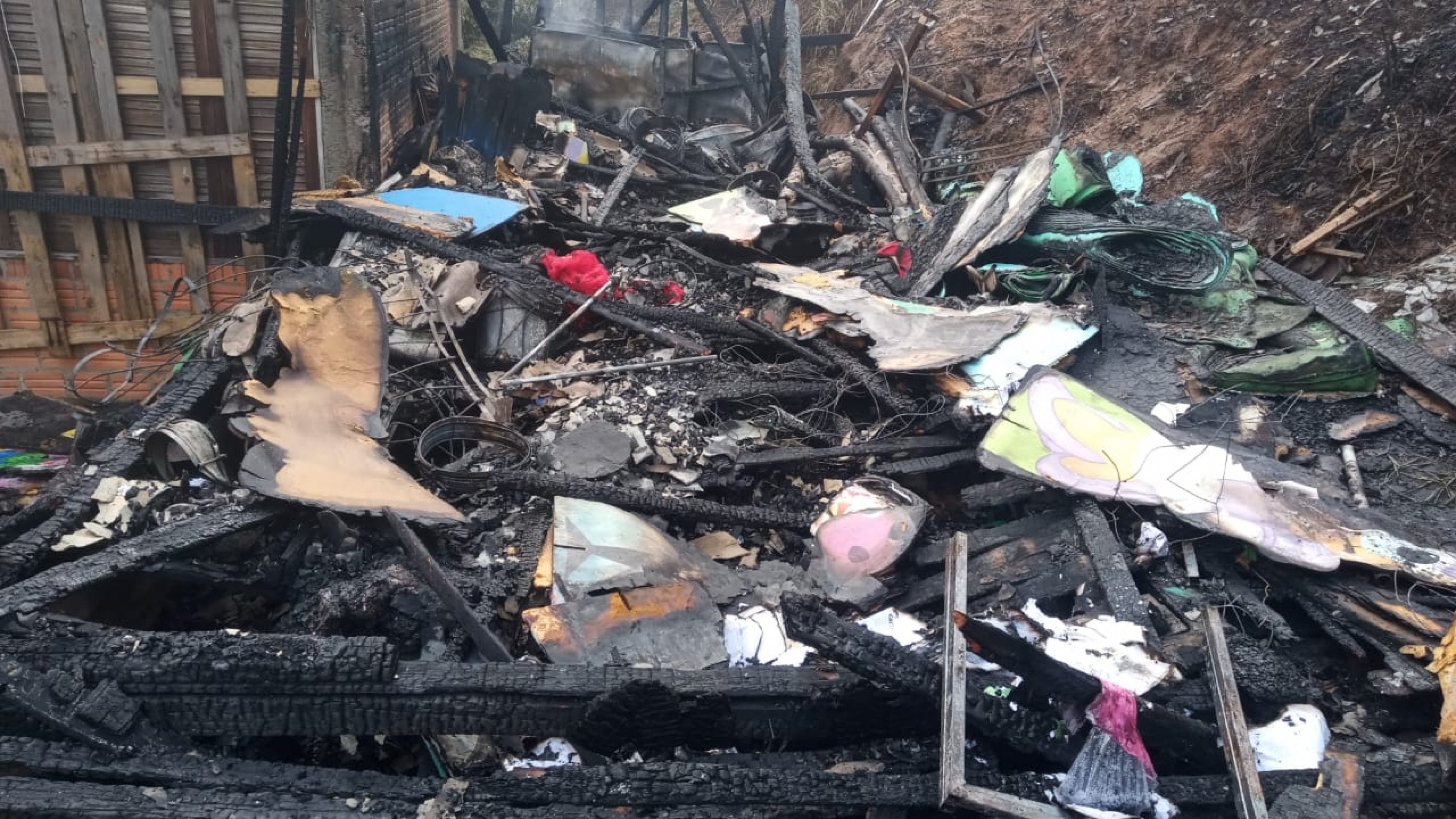 Incêndio destruiu parte da quadra da escola de samba Imperadores do Sul