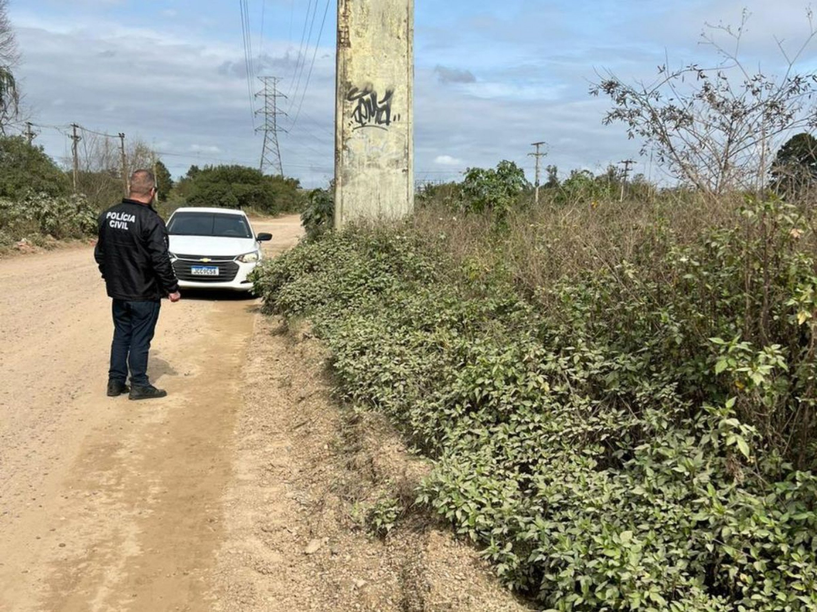 Local onde facas e chinelos de Kauany foram descartados em matagal - triplo homicídio em Esteio
