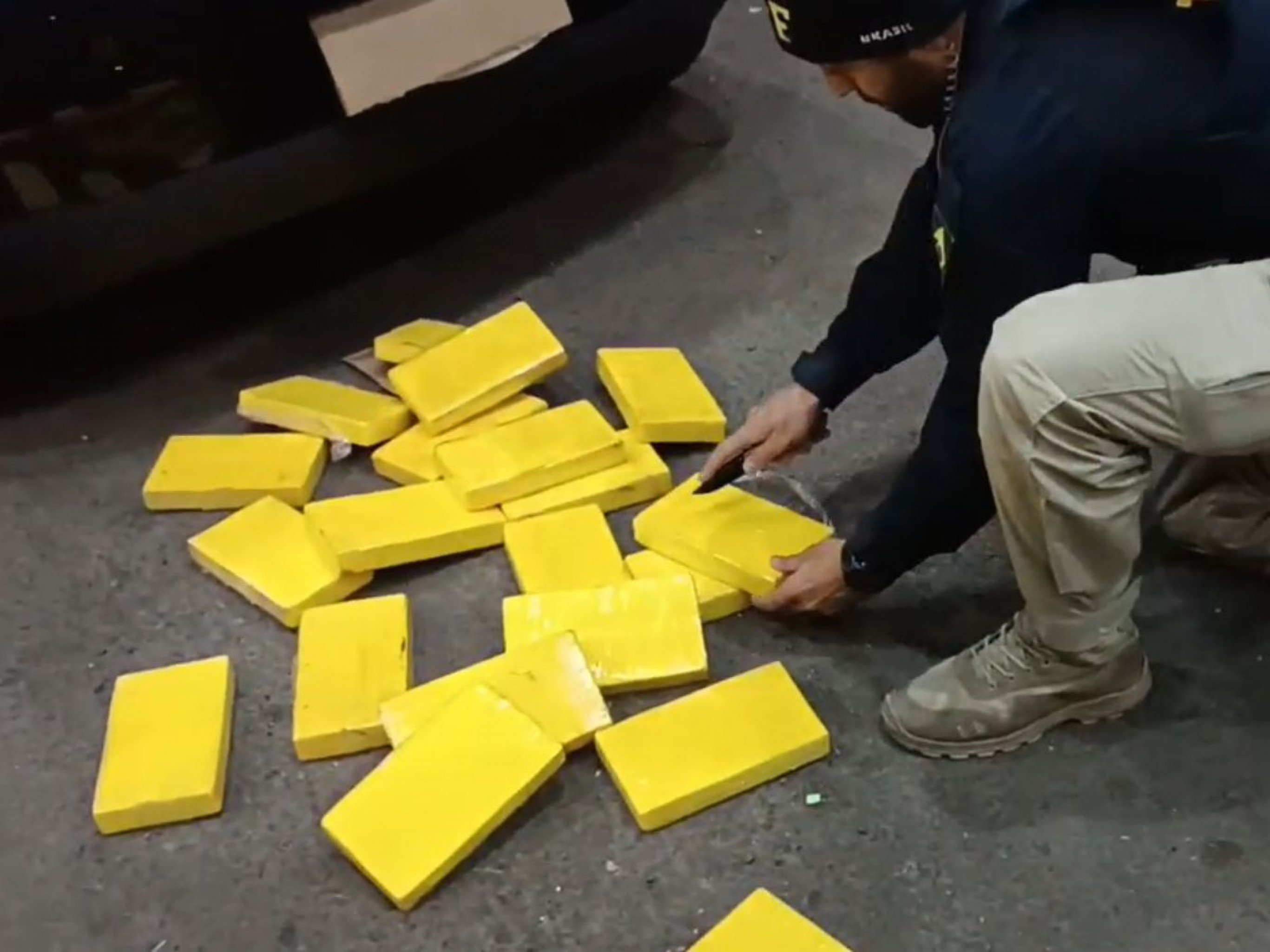 Homem é preso após ser flagrado com 21 quilos de cocaína na BR-101, em Osório