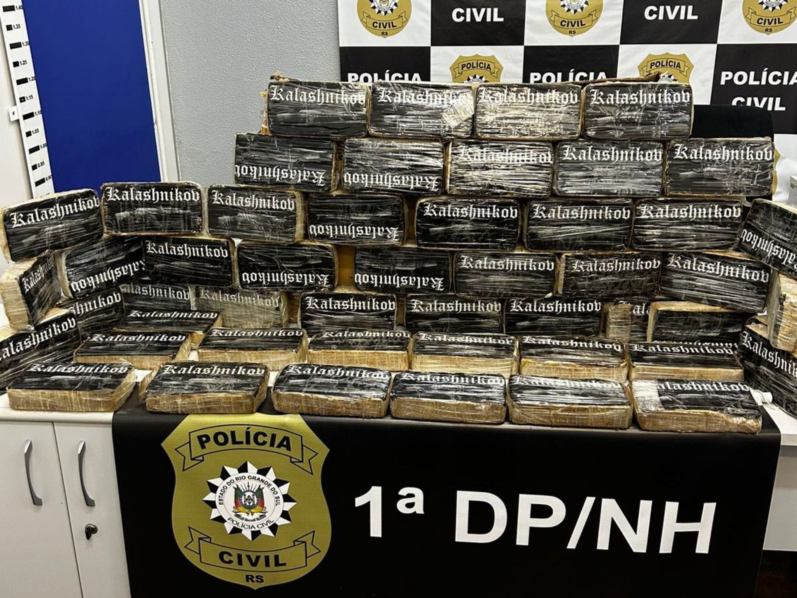 Polícia encontra tonel com R$ 1,5 milhão de crack enterrado em bairro de Novo Hamburgo