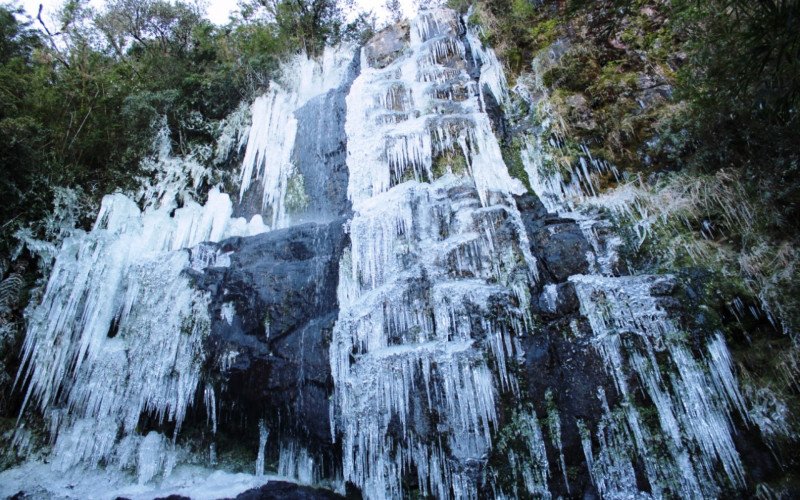 Temperaturas são tão baixas que uma cascata chega a congelar na Serra de Santa Catarina | abc+