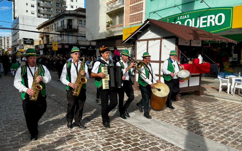 Desfile da Imigração começou às 10 horas, na Rua Independência 