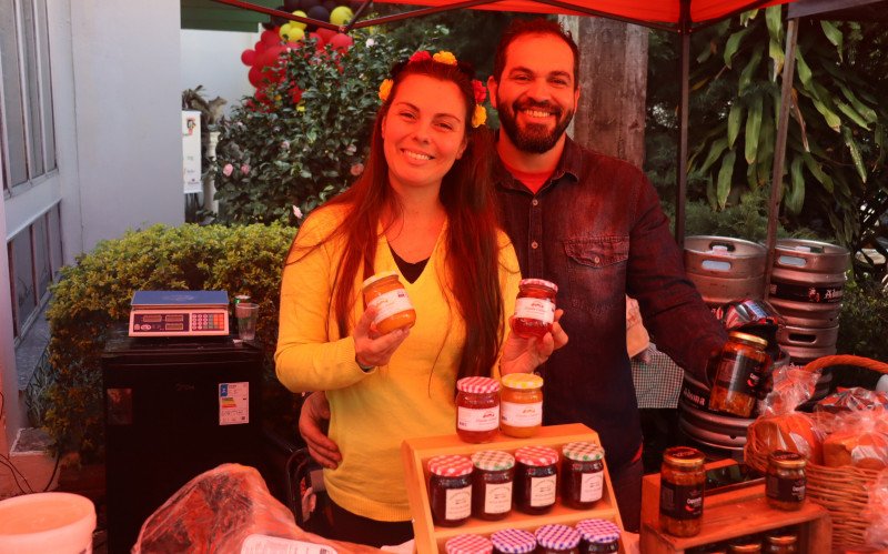 Os produtores Michelle Petineli e Vagner Roberto vêm de Ivoti para comercializar seus produtos na Festa alemã do Museu Histórico Visconde de São Leopoldo