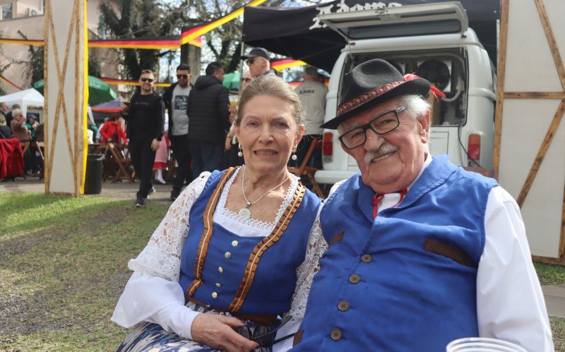 O casal de aposentados Elisabete Britz e Adroaldo Britz foram festejar no Museu Visconde após o desfile da São Leopoldo Fest