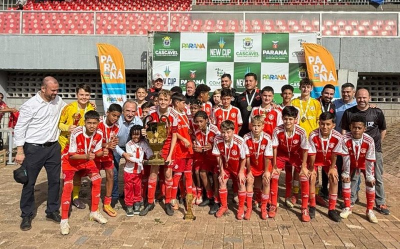 Gusmão celebra a conquista com o grupo de atletas