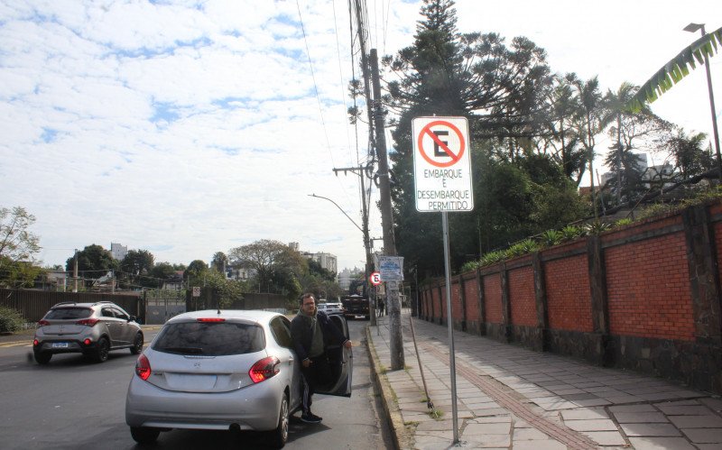 Motoristas de aplicativo agora param somente em frente ao Colégio La Salle, área permitida para embarque e desembarque na Avenida Victor Barreto | abc+