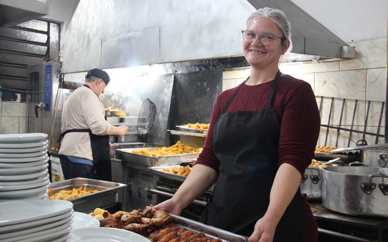 Auxiliar de cozinha Irene Maidana ajudou na prepara&ccedil;&atilde;o