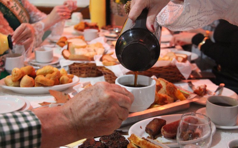 Mesa farta e estômago cheio no Baumschneis Kolonial Kaffee