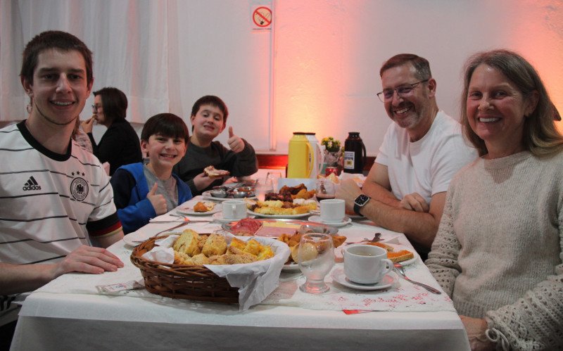 Tiago e a esposa com filho e sobrinhos 