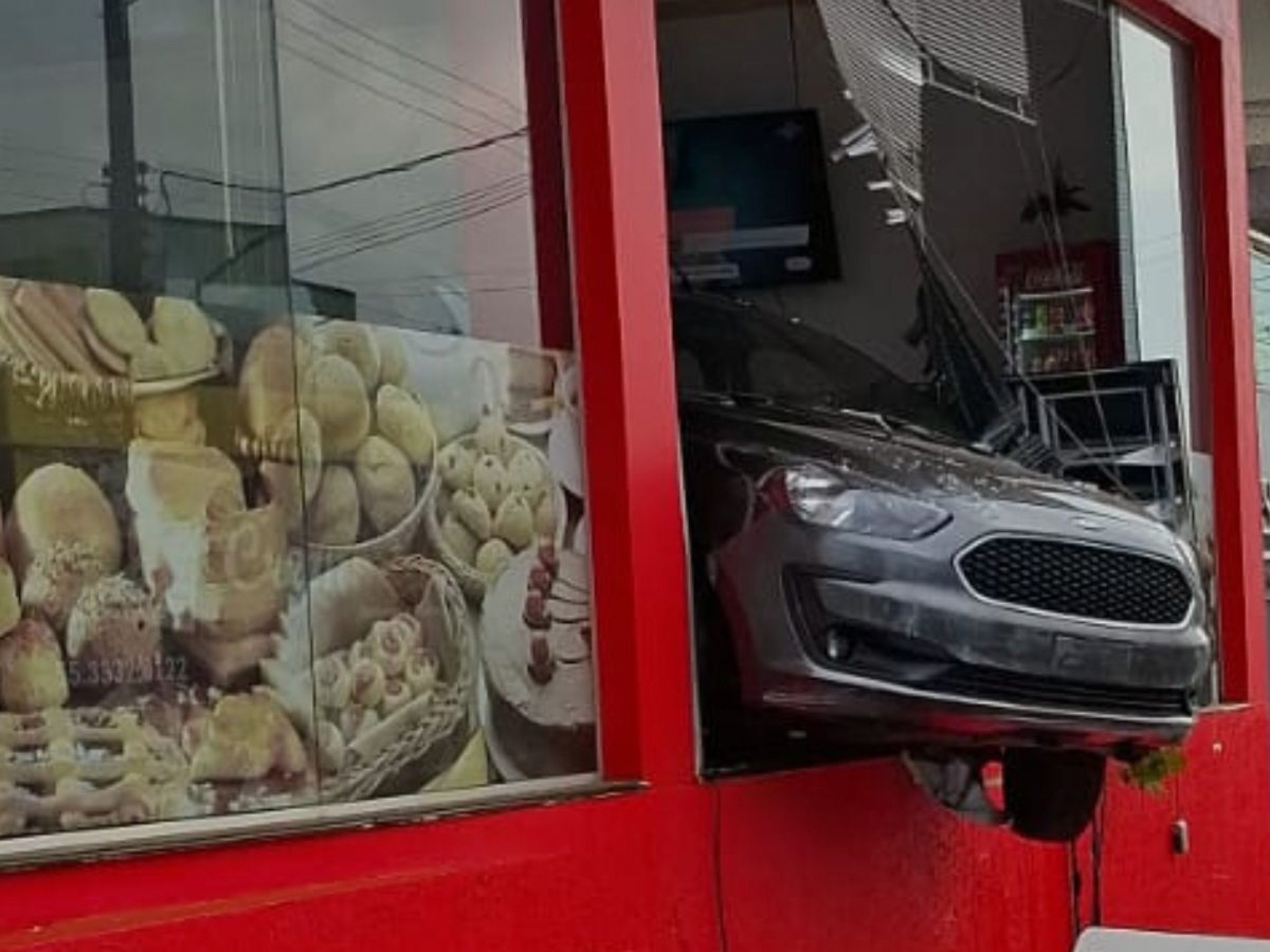 Carro invade e destrói padaria em cidade do RS; veja imagens