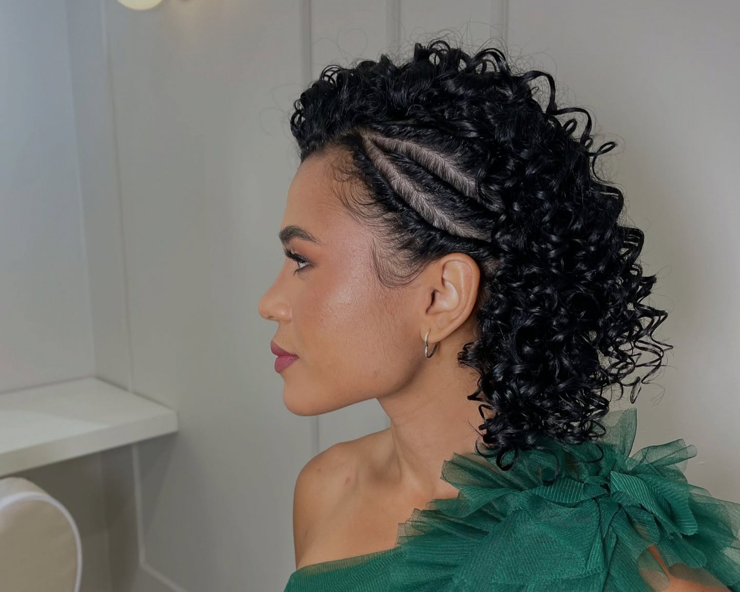Cabelo trançado na lateral é inspiração