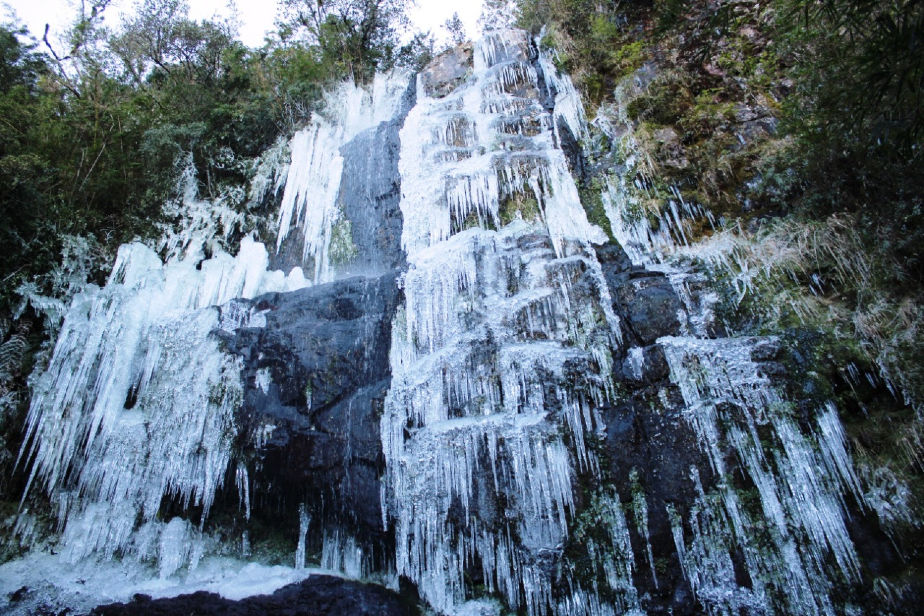 Por que essa cachoeira congela no Brasil? O mistério da cidade mais fria do País