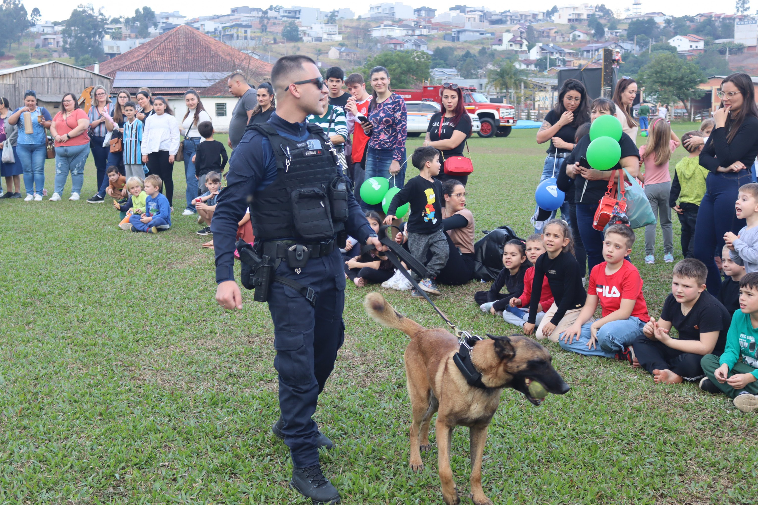 VÍDEO: Ruralfest começa com diversão para crianças e demonstração de cão farejador da Guarda Municipal