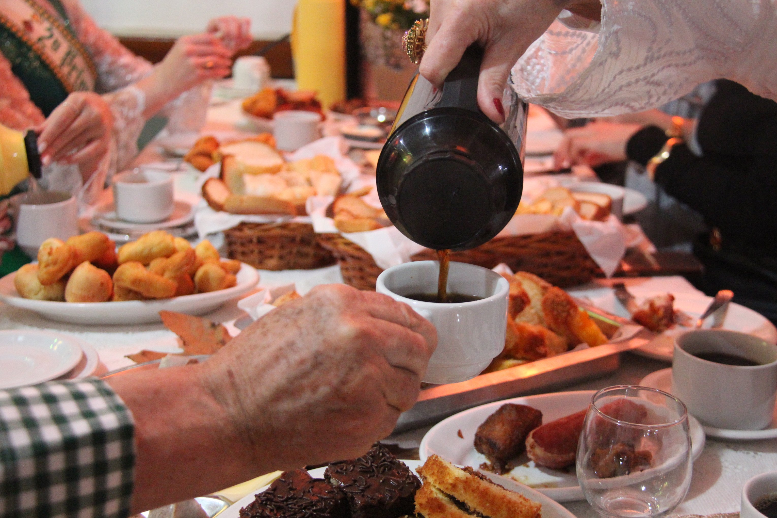 Mesa farta e tradição mantida em café colonial de Dois Irmãos