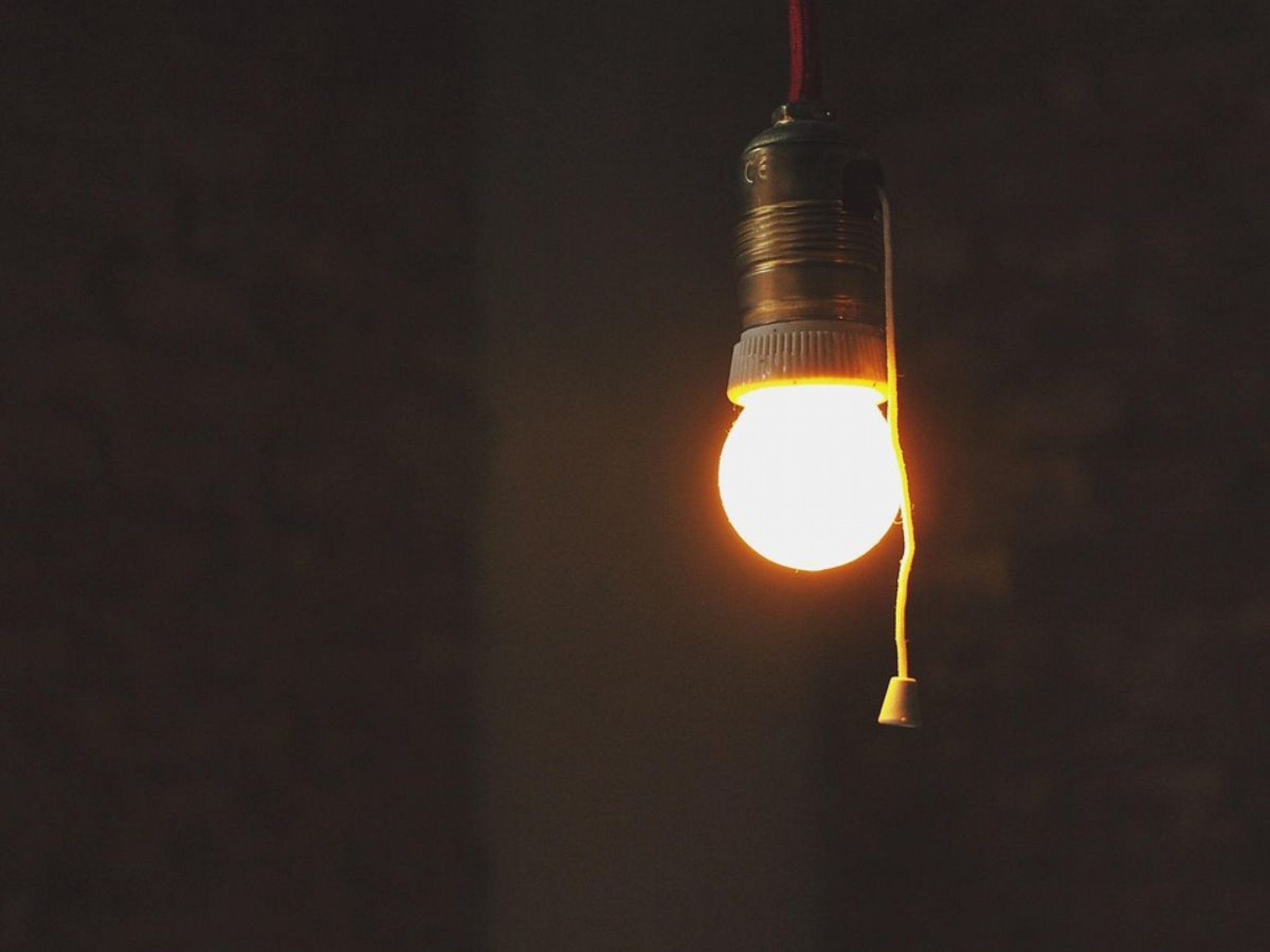 Conta de luz pode se tornar gratuita para parte da população no Brasil; entenda