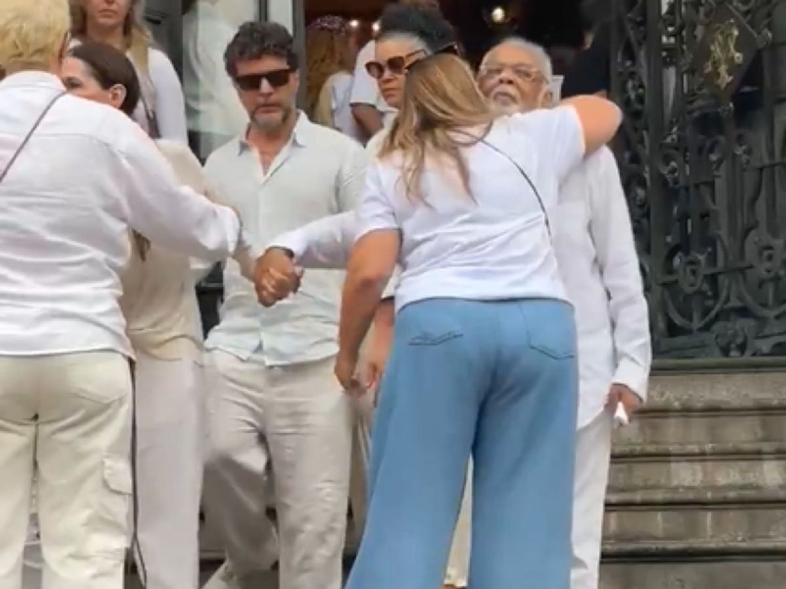 Gilberto Gil chega junto com a mãe de Preta Gil ao velório