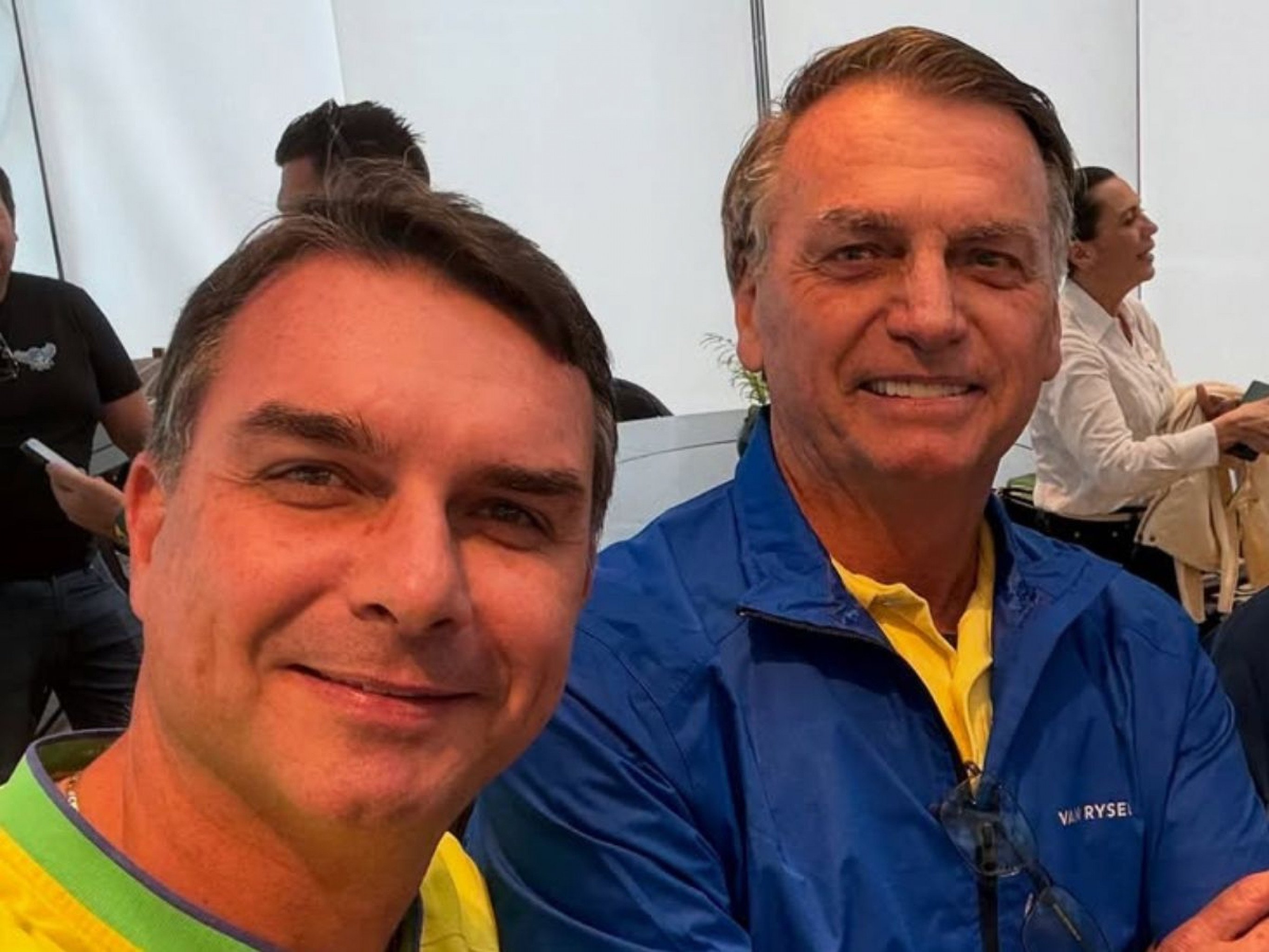 Flávio Bolsonaro condiciona fim da taxação a anistia: "Se Brasil fizer dever de casa, acaba"