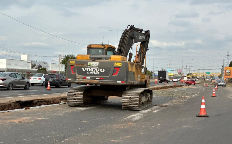 Imagem mostra restrição na entrada e saída do viaduto. A pista simples da BR-116 fica logo a frente | abc+