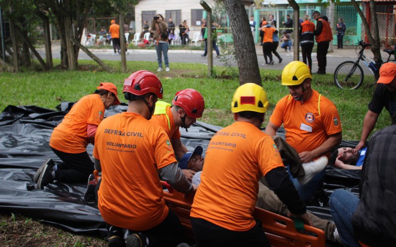 Defesa Civil de Canoas simula situação de emergência com voluntários do Nupdec no Mathias Velho neste sábado (26)