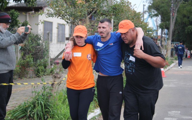 Defesa Civil de Canoas simula situação de emergência com voluntários do Nupdec no Mathias Velho neste sábado (26)