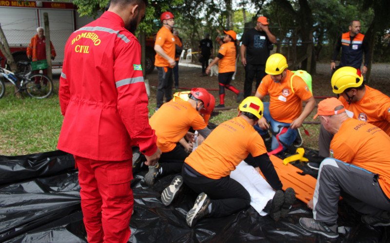 Defesa Civil de Canoas simula situação de emergência com voluntários do Nupdec no Mathias Velho neste sábado (26)