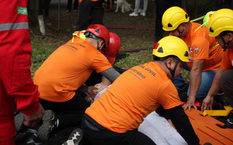Defesa Civil de Canoas simula situação de emergência com voluntários do Nupdec no Mathias Velho neste sábado (26)