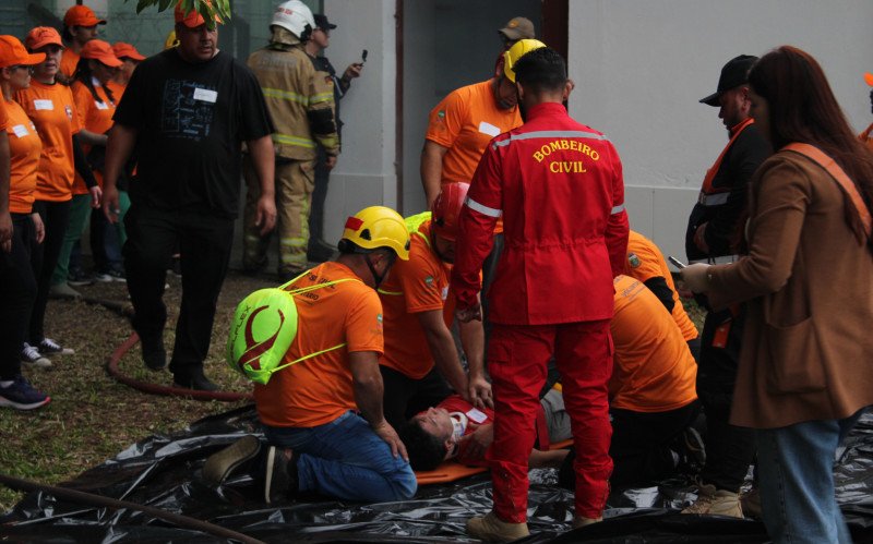 Defesa Civil de Canoas simula situação de emergência com voluntários do Nupdec no Mathias Velho neste sábado (26)