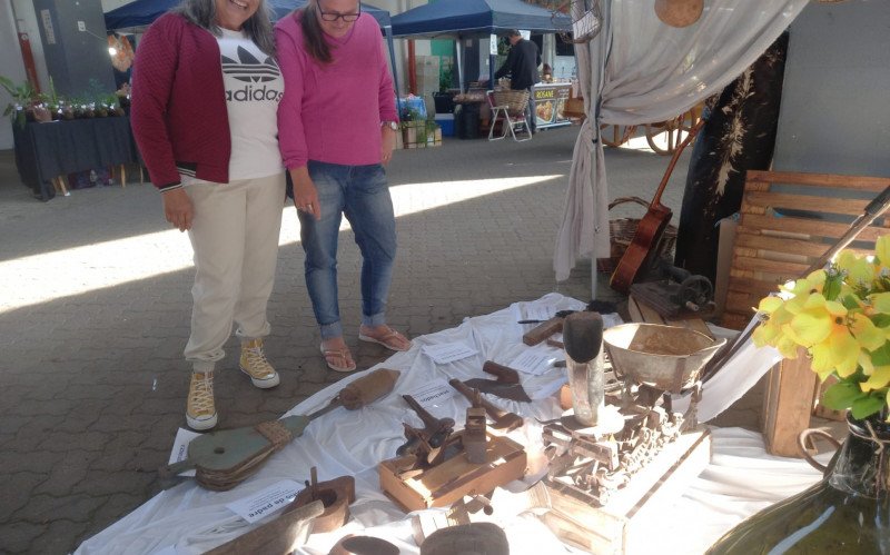 Em Taquara, a Festa do Colono atraiu Beloni Machado, 60, e a a indústriaria Márcia Bourscheit, com as peças expostas no mini museu rural | abc+