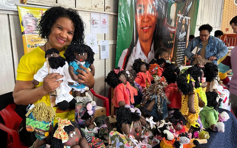 Artesã Janaína Leal produz e vende bonecas e artigos afro | abc+