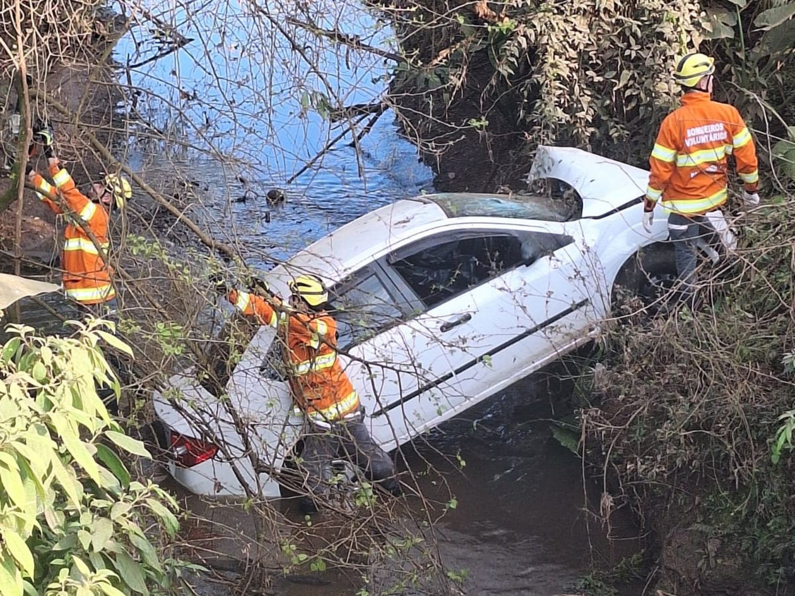 Queda de carro em córrego mata motorista em Bom Princípio