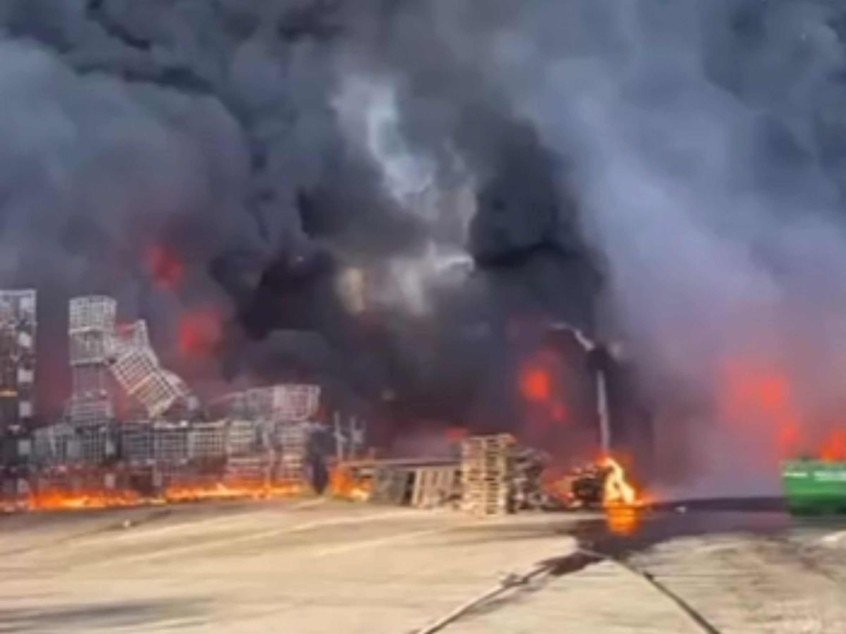 VÍDEO: Incêndio atinge indústria a poucos quilômetros do Aeroporto de Guarulhos