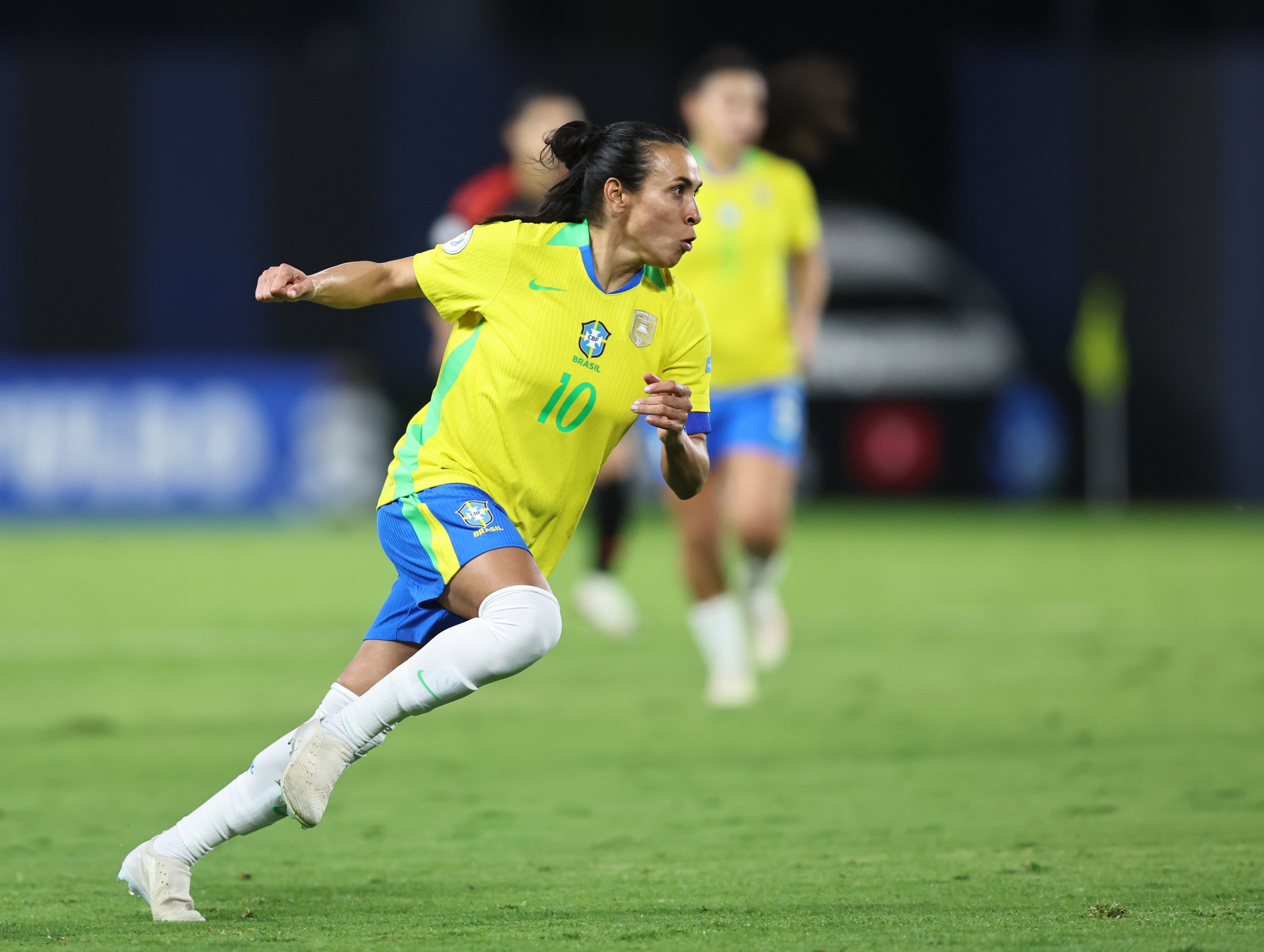 Brasil segura pressão com uma a menos e avança em primeiro na Copa América Feminina