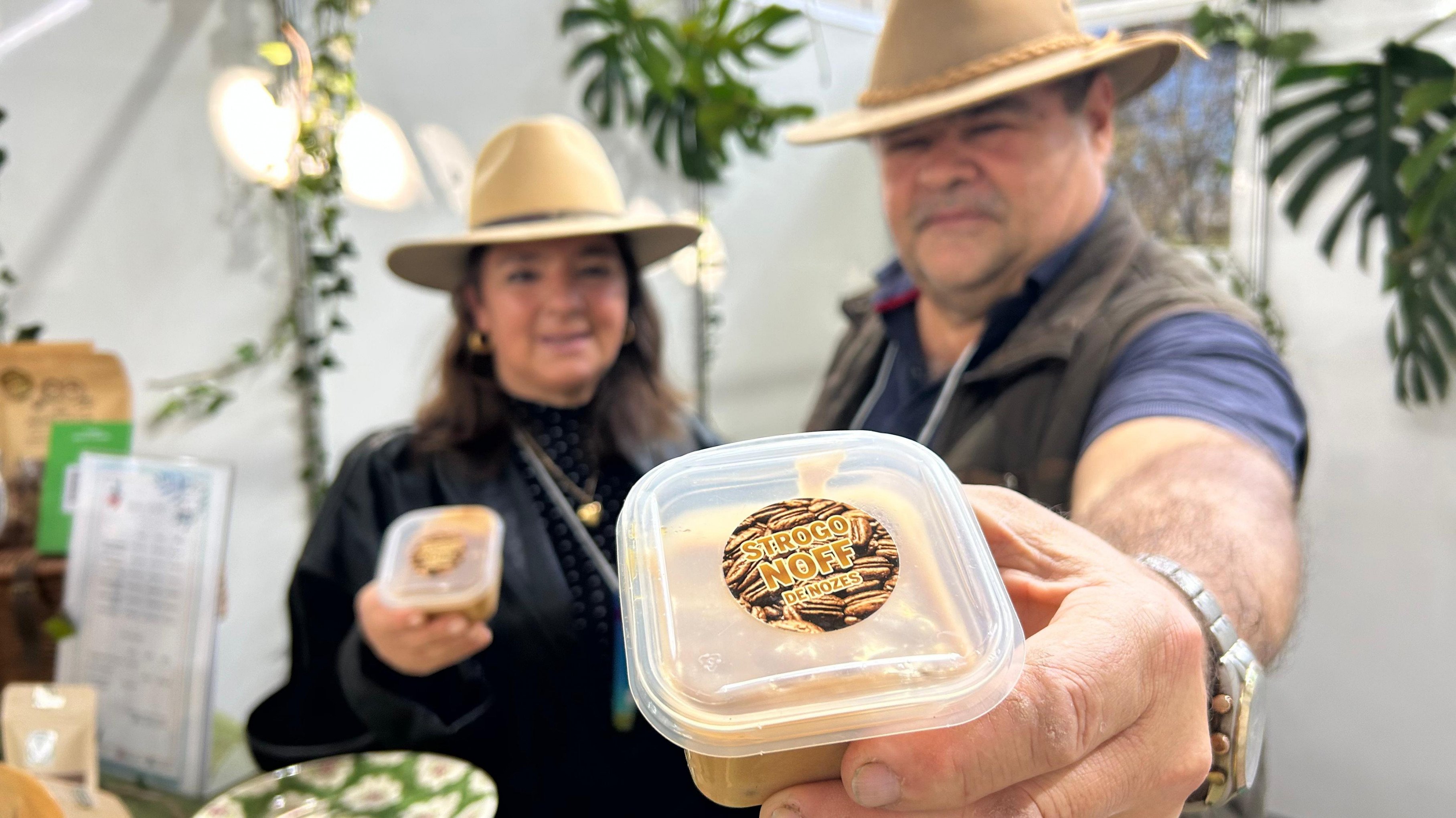 Já provou estrogonofe de nozes? Delícia preparada por produtores rurais de Estância Velha surpreende visitantes da Ruralfest