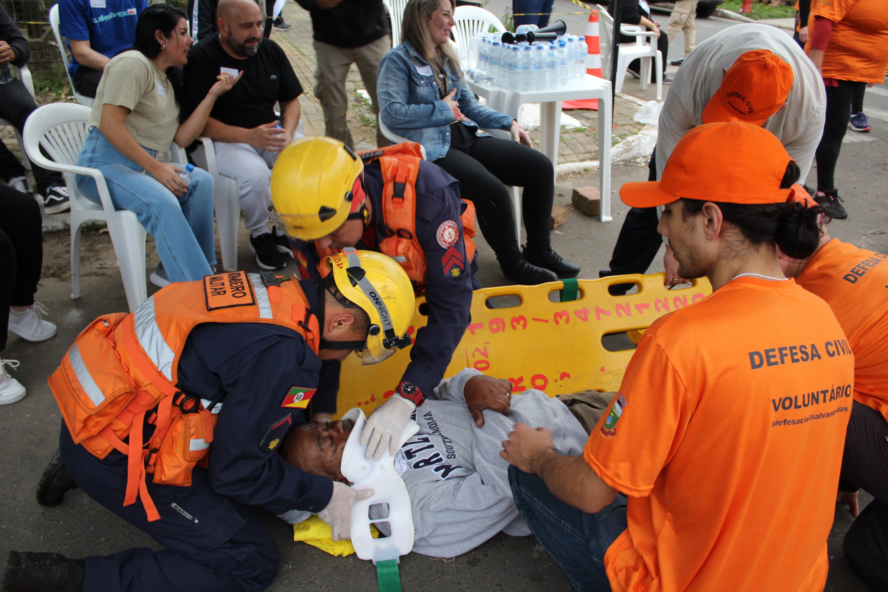 Fogo, fumaça e feridos: simulado da Defesa Civil de Canoas treina voluntários para reagir a situações de emergência