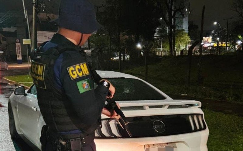 Guarda Civil apreende Mustang com placa adulterada e mais de R$ 20 mil em multas