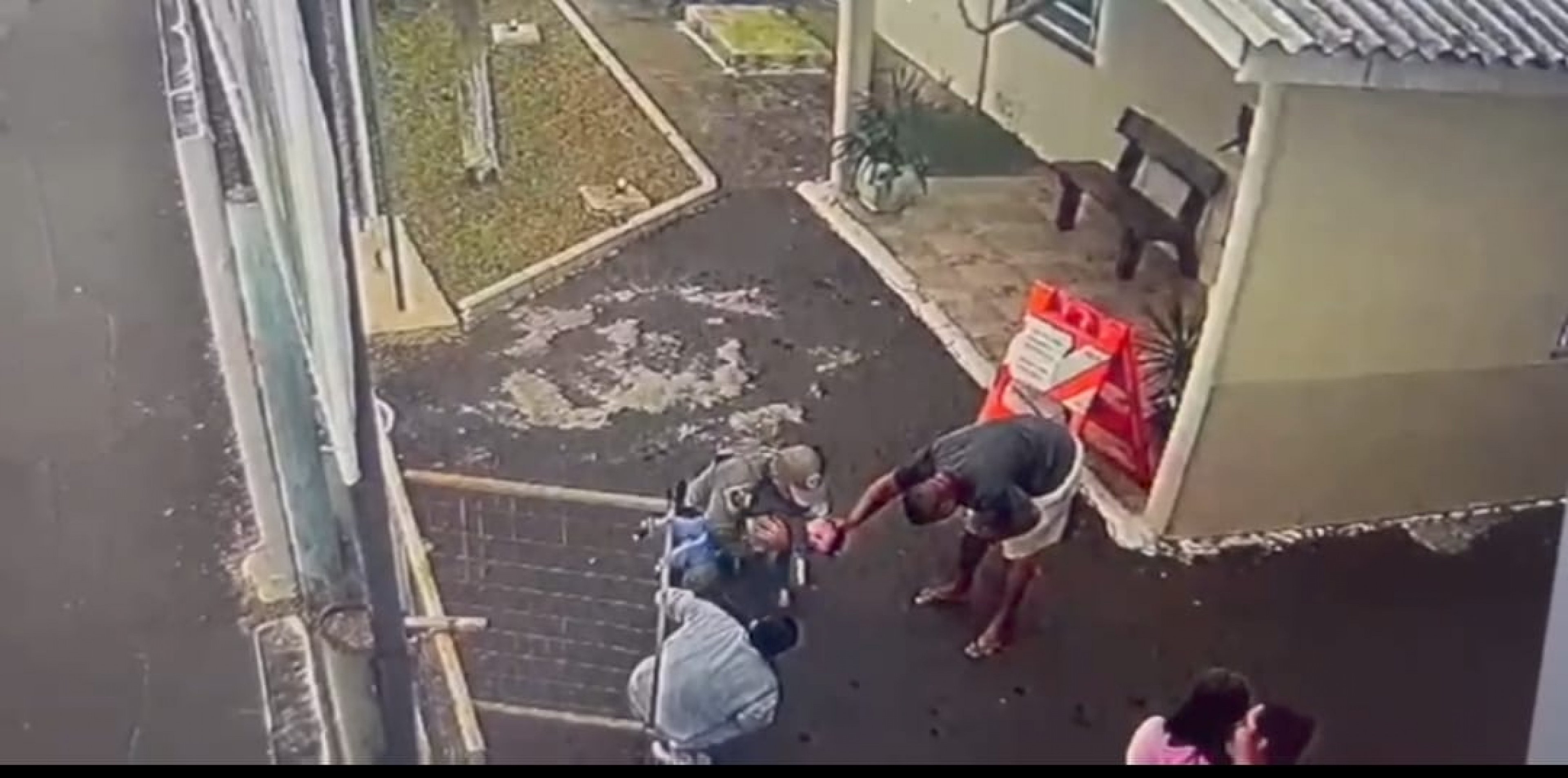Policiais militares salvam bebê engasgado em Canoas; veja vídeo