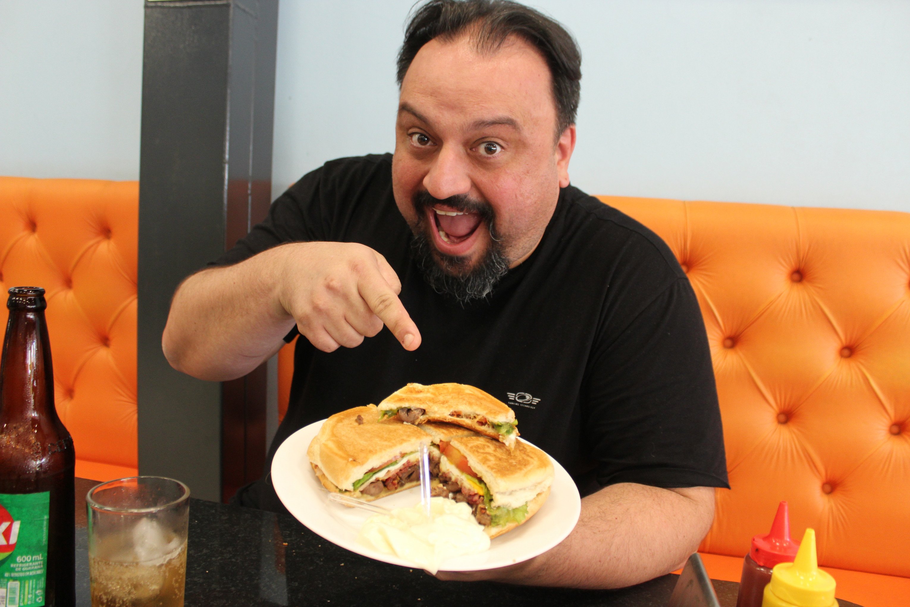 Conheça o influencer da região que faz vídeos reagindo a receitas e lanches da Internet