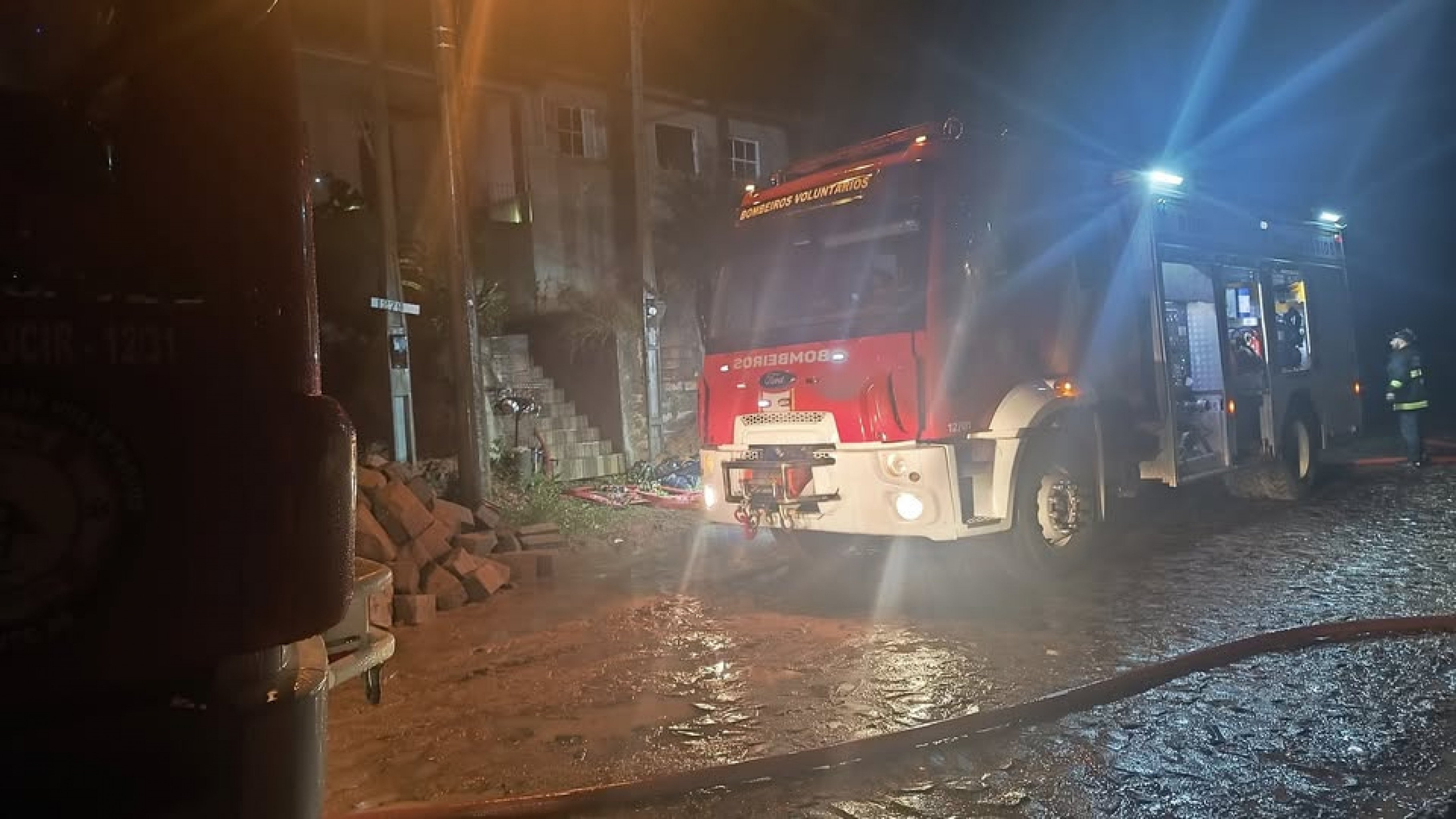 Bombeiros combatem sequência de incêndios em residências em cidade do Vale do Paranhana