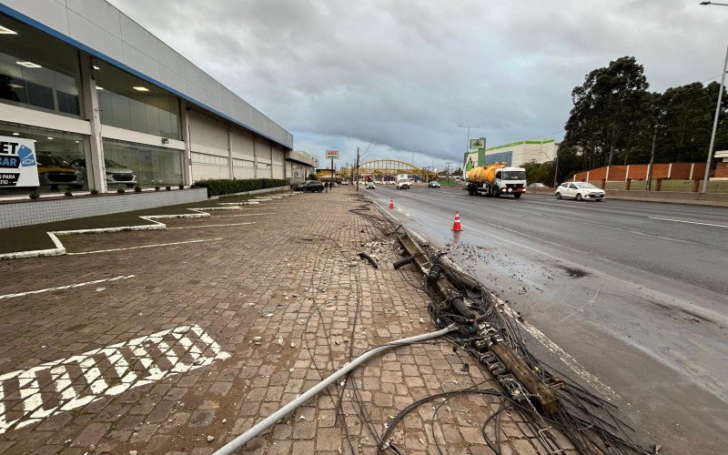 BR-116: Queda de poste em acidente no Vale do Sinos
