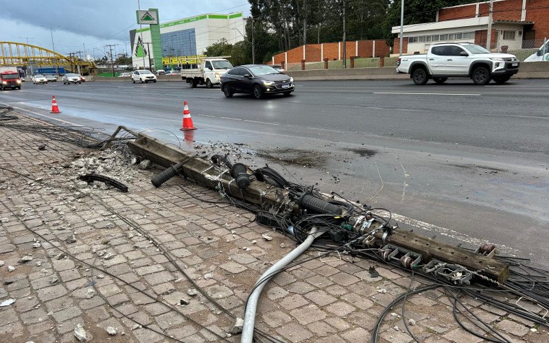 BR-116: Queda de poste em acidente no Vale do Sinos
