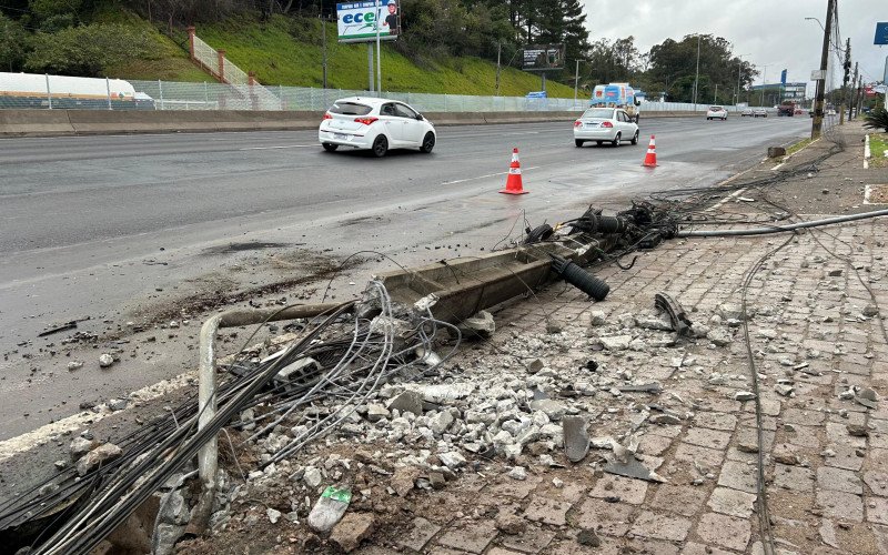 BR-116: Queda de poste em acidente no Vale do Sinos
