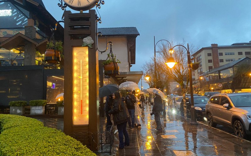 Tarde de segunda-feira (28) foi sob efeito de ciclone extratropical, com chuva, muito vento e frio em Gramado