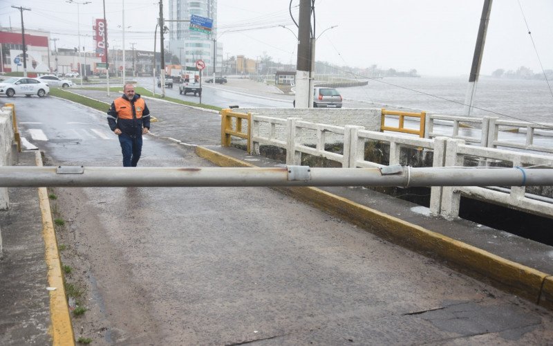 Poste caiu na ponte Giuseppe Garibaldi, entre Imbé e Tramandaí