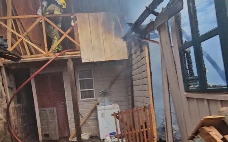 Mais um incêndio em Canela é investigado pela Polícia; artefatos usados em ocorrência anterior são apreendidos