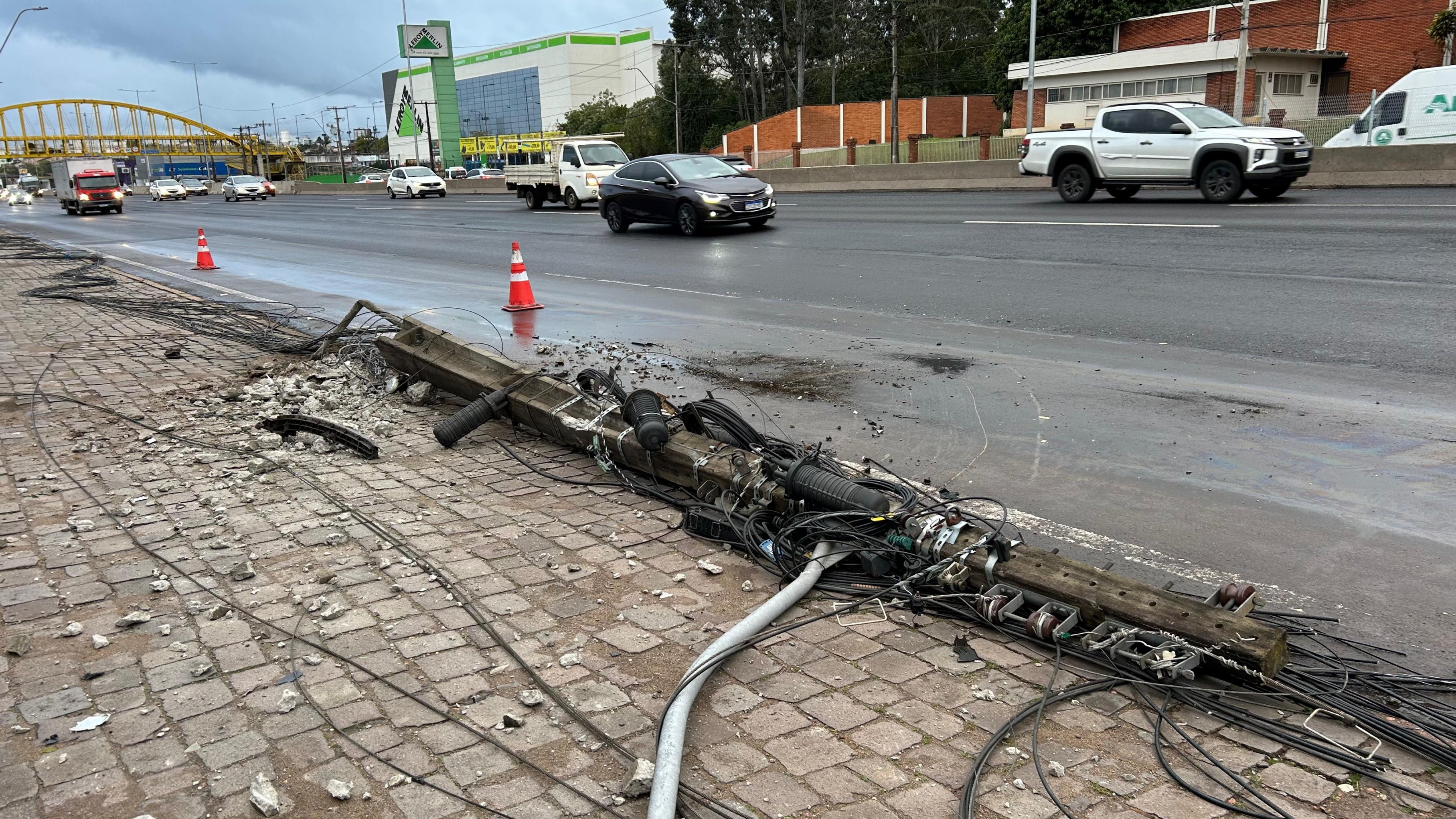 BR-116: Confira como está o trânsito após colisão de carro contra poste que deixou duas pessoas feridas